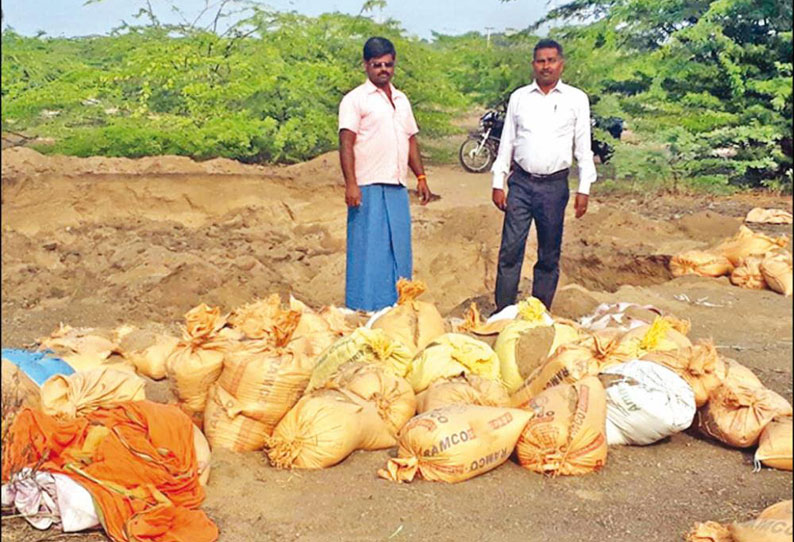 விளாத்திகுளம் அருகே வைப்பாற்று பகுதியில் 50 மணல் மூட்டைகள்–2 மோட்டார் சைக்கிள்கள் பறிமுதல்