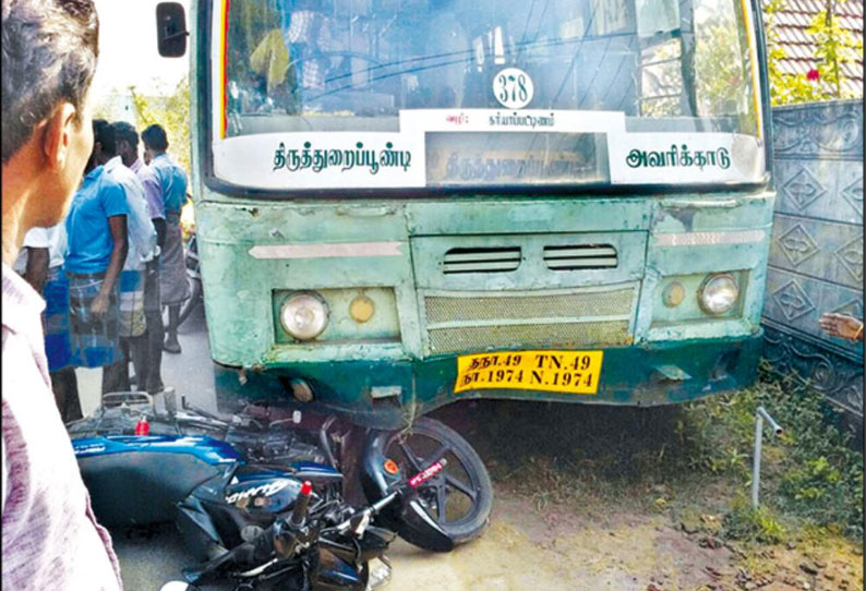 தற்காலிக டிரைவர் ஓட்டி சென்ற அரசு பஸ், மோட்டார் சைக்கிள் மீது மோதியது