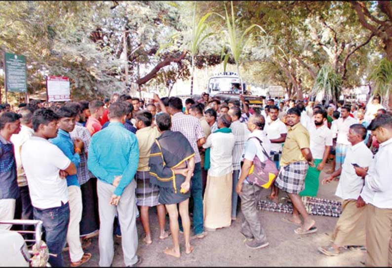 அரசு நிர்ணயித்த விலைக்கு கொள்முதல் செய்யக்கோரி கரும்புகளுடன் விவசாயிகள் சாலை மறியல்