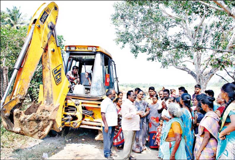 குளத்தில் ஆக்கிரமிப்பை அகற்ற சென்ற அதிகாரிகளிடம் வாக்குவாதத்தில் ஈடுபட்ட பொதுமக்கள்