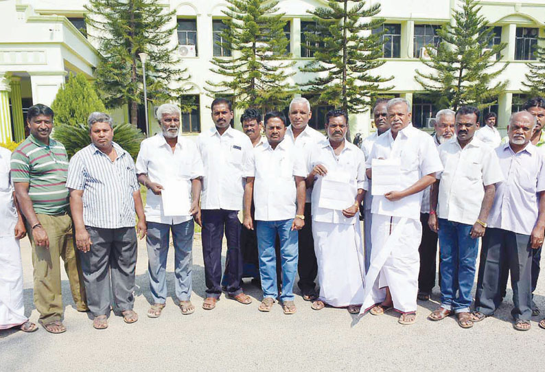 மயானம், ஏரி ஆக்கிரமிப்புகளை அகற்ற வேண்டும் கலெக்டர் அலுவலகத்தில் பொதுமக்கள் மனு