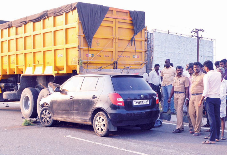 நின்ற லாரி மீது கார் மோதல்; தேங்காய் வியாபாரி பலி கல்லூரி மாணவர் படுகாயம்