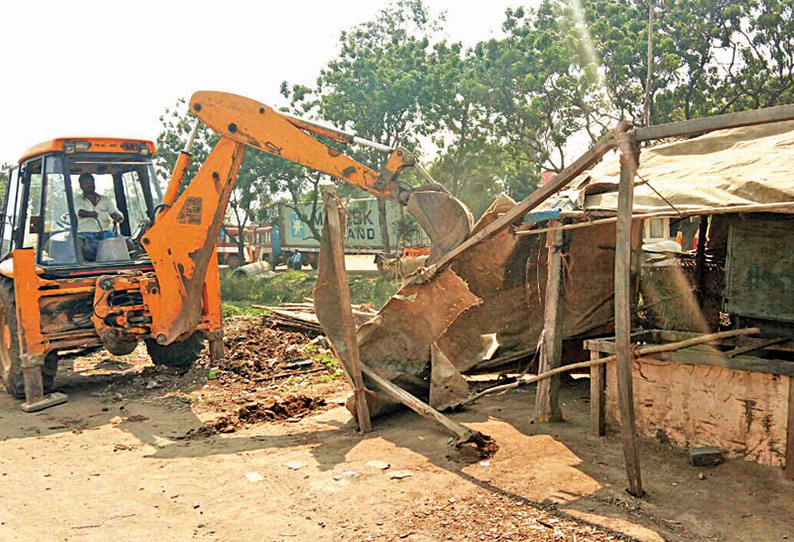 தூத்துக்குடி–நெல்லை நெடுஞ்சாலையில் 25 ஆக்கிரமிப்பு கடைகள் அகற்றம் நெடுஞ்சாலைத்துறையினர் நடவடிக்கை