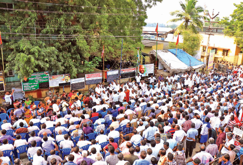 நெல்லை போக்குவரத்து கழக அலுவலகம் முன்பு பஸ் தொழிலாளர்கள் குடும்பத்துடன் தர்ணா 300 பேர் கைது