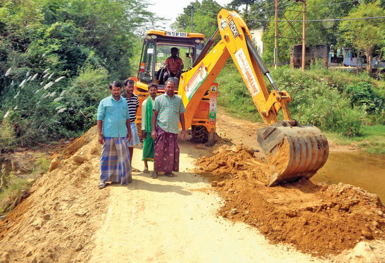 களக்காடு அருகே வெள்ளத்தால் இடிந்த பாலம் தற்காலிகமாக சீரமைப்பு