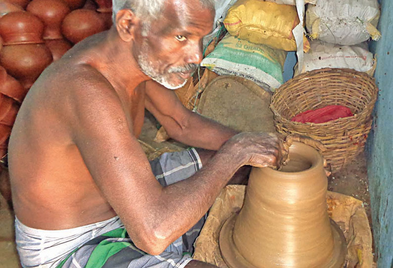 களக்காட்டில் பொங்கலை முன்னிட்டு மண் பானைகள் உற்பத்தி தீவிரம்