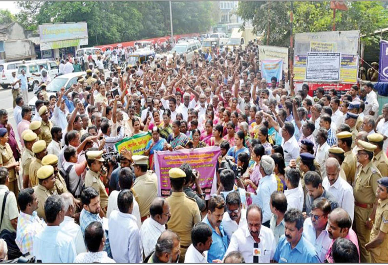 கோவை மேட்டுப்பாளையம் ரோட்டில் உள்ள போக்குவரத்து கழக அலுவலகத்தை முற்றுகையிட்டு தொழிலாளர்கள் குடும்பத்துடன் போராட்டம்