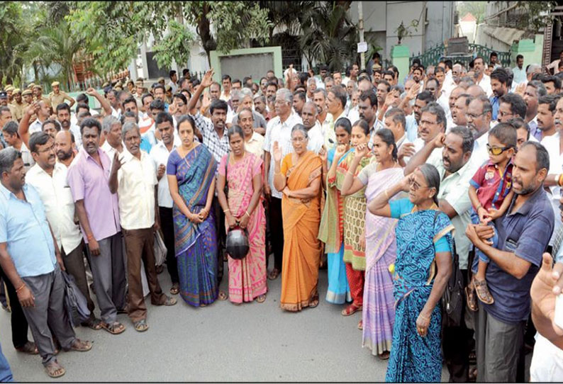 திருப்பூர் மாநகராட்சி அலுவலகம் முன்பு போக்குவரத்து தொழிலாளர்கள் குடும்பத்துடன் ஆர்ப்பாட்டம்