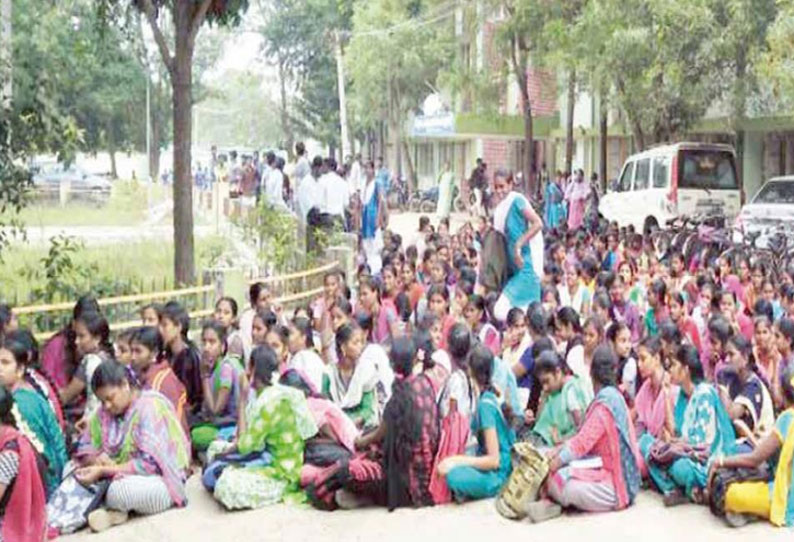 சிதம்பரம் அருகே கல்லூரி மாணவர்கள் வகுப்பை புறக்கணித்து போராட்டம்