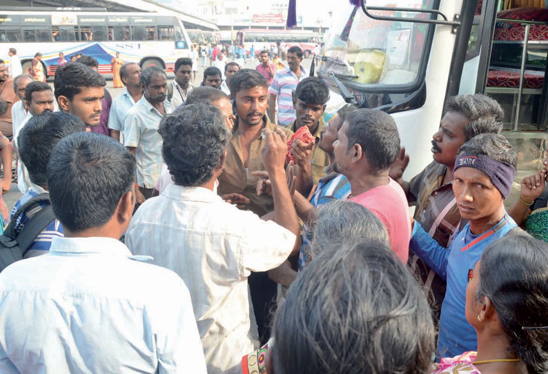 ஈரோட்டில் பரபரப்பு அதிக கட்டணம் வசூலித்த தனியார் பஸ் சிறைபிடிப்பு