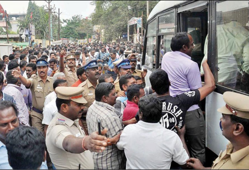 சேலம் தலைமை அலுவலகம் முன்பு போக்குவரத்து தொழிலாளர்கள் குடும்பத்துடன் முற்றுகை போராட்டம்