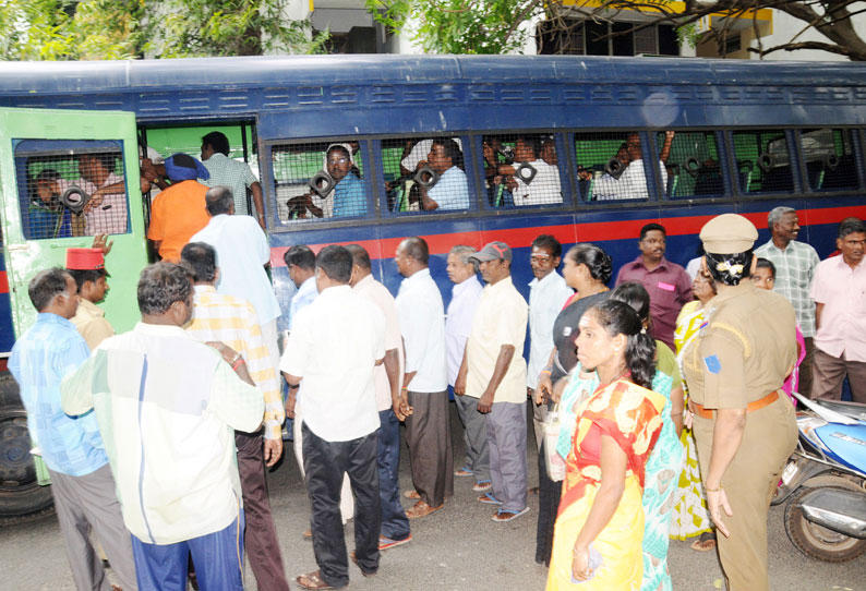 உள்ளாட்சித்துறை அலுவலகத்தை முற்றுகை: நகராட்சி–கொம்யூன் பஞ்சாயத்து ஊழியர்கள் 200 பேர் கைது