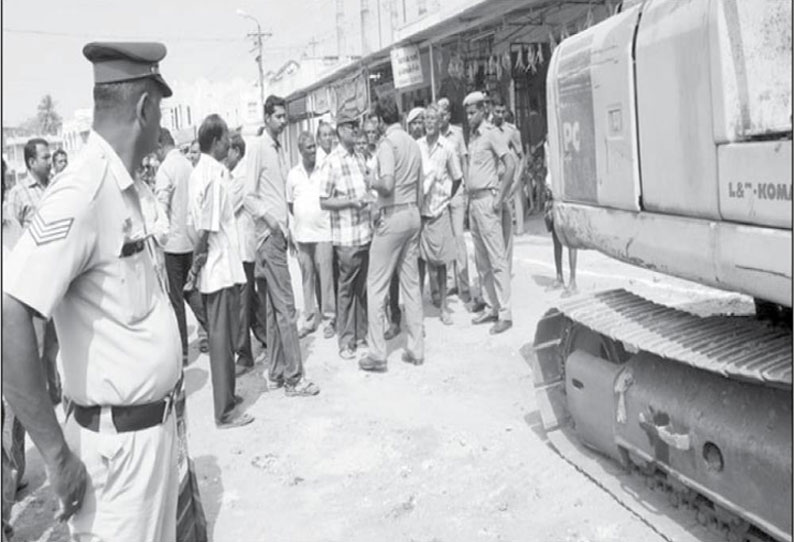 காரமடையில் ரெயில்வே மேம்பாலத்தின் இருபுறமும் சாய்வுதளம் அமைக்க வியாபாரிகள் எதிர்ப்பு