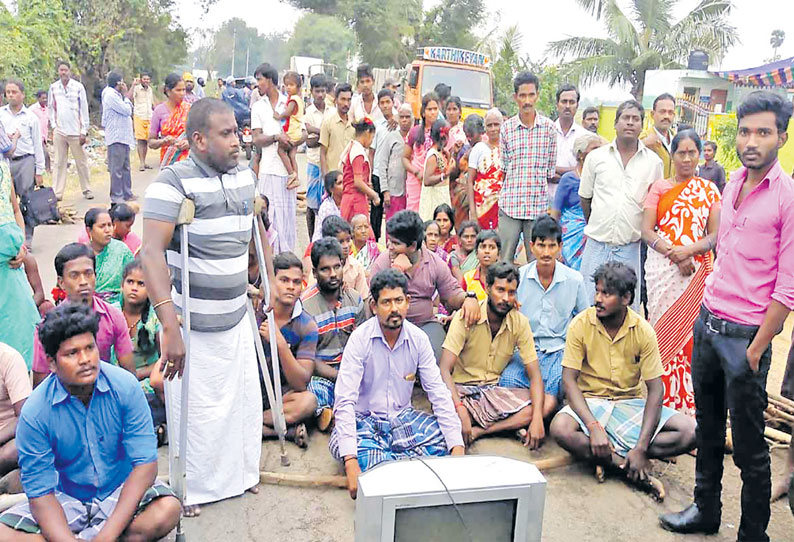 மின்கம்பிகள் மீது மரக்கிளை விழுந்ததால் வீடுகளில் இருந்த டி.வி.க்கள் வெடித்து சிதறின