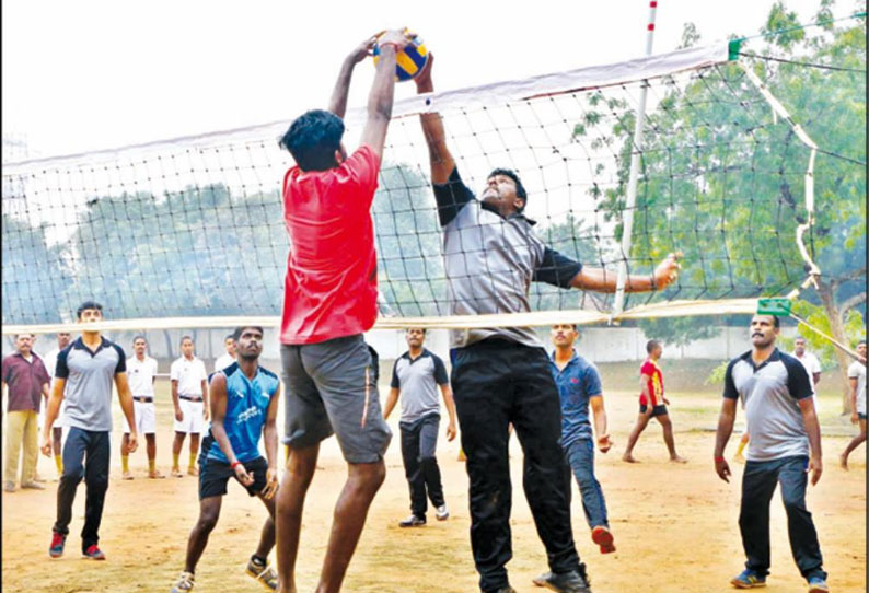 தஞ்சையில் போலீஸ்- பொதுமக்கள் பங்கேற்ற பொங்கல் விளையாட்டு போட்டி