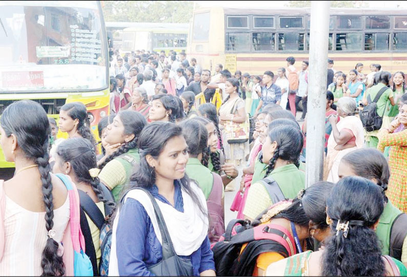 பொங்கல் விடுமுறைக்கு சொந்த ஊருக்கு புறப்பட்டதால் பஸ்- ரெயில்களில் மாணவர்கள் கூட்டம் அலைமோதியது