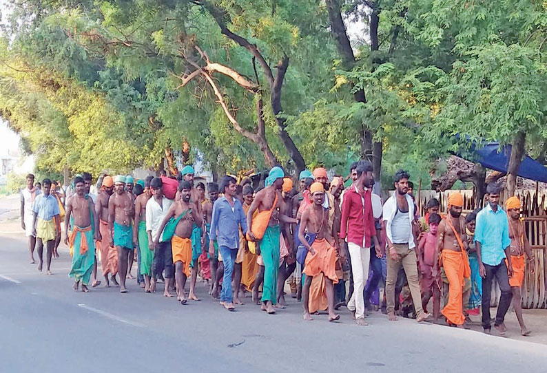 திருச்செந்தூர் சுப்பிரமணிய சுவாமி கோவிலில் பாத யாத்திரை பக்தர்கள் குவிந்து வருகின்றனர்