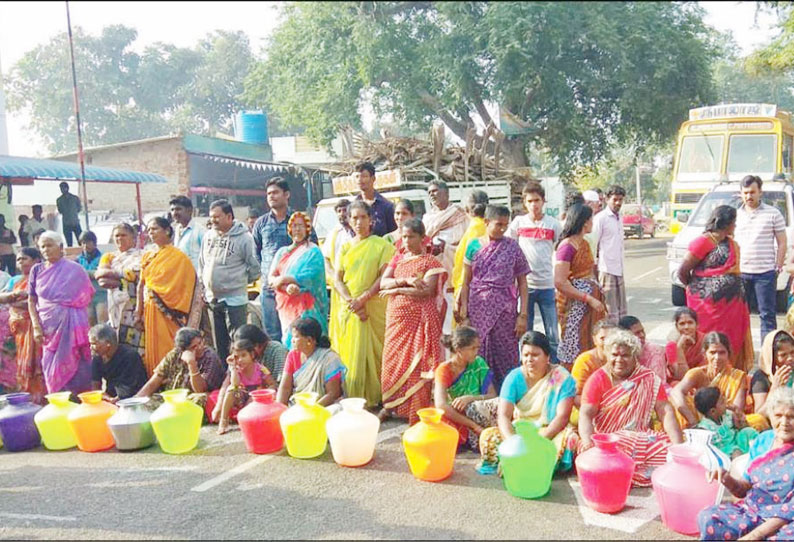 குடிநீர் கேட்டு பொதுமக்கள் சாலை மறியல் போக்குவரத்து பாதிப்பு