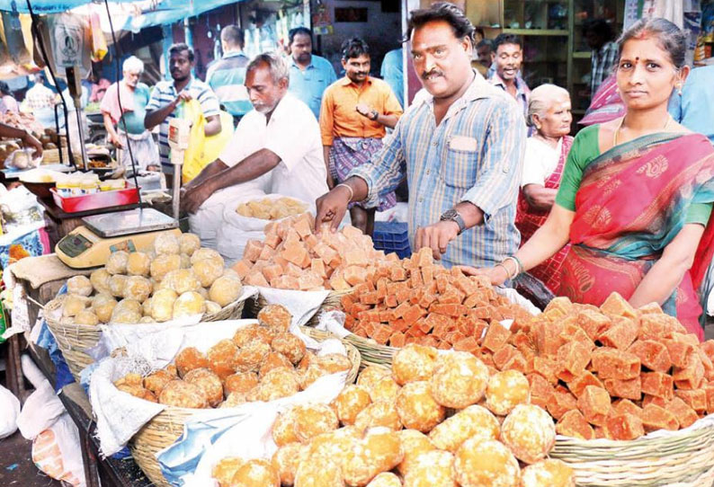 களை கட்டியது பொங்கல் பண்டிகை மண்பானை, வெல்லம் உள்ளிட்ட பொருட்கள் வாங்க அலைமோதியது கூட்டம்