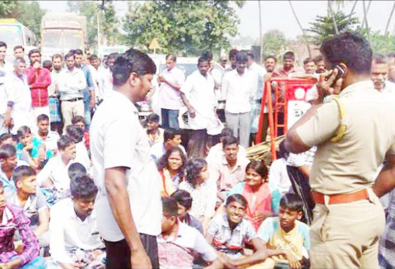 மாணவரை தாக்கியவர் மீது நடவடிக்கை எடுக்கக்கோரி பொதுமக்கள் திடீர் சாலை மறியல்