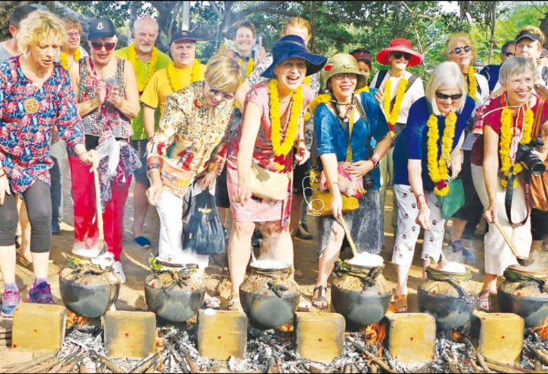 தஞ்சை அருகே வெளிநாட்டினர் பொங்கல் வைத்து கொண்டாட்டம்