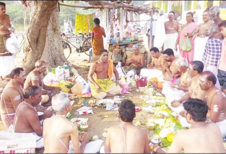 தை அமாவாசையையொட்டி காவிரி ஆற்றங்கரையில் முன்னோர்களுக்கு தர்ப்பணம்