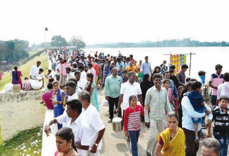 காணும்பொங்கலை முன்னிட்டு சாத்தனூர் அணையில் குவிந்த சுற்றுலா பயணிகள்