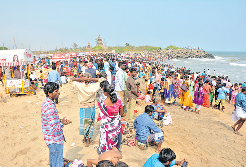 காணும் பொங்கல் மாமல்லபுரம், பழவேற்காட்டில் சுற்றுலா பயணிகள்