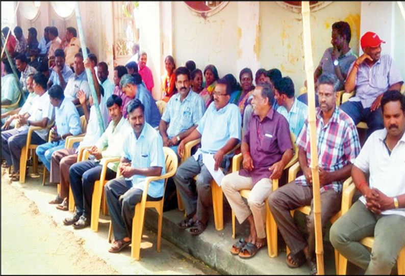 பாகூர் கொம்யூன் பஞ்சாயத்து அலுவலகம் முன்பு நகராட்சி, கொம்யூன் பஞ்சாயத்து ஊழியர்கள் போராட்டம் நீடிப்பு