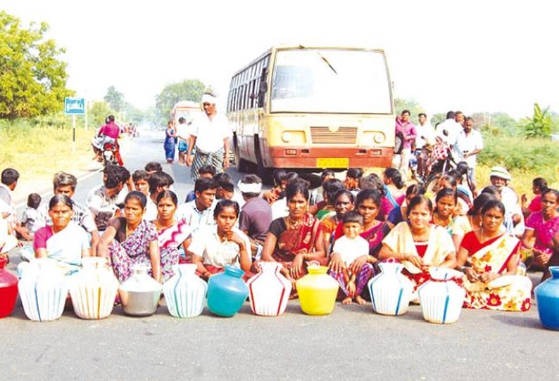 குடிநீர் வசதி செய்து தரக்கோரி காலிகுடங்களுடன் பொதுமக்கள் சாலை மறியல்