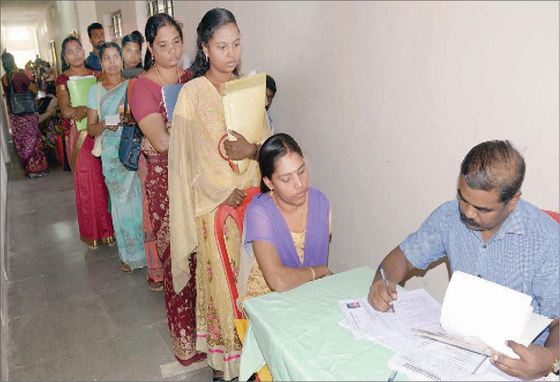 ரேஷன் கடை ஊழியர் பணிகளுக்கு நேர்முகத்தேர்வு கலெக்டர் அலுவலகத்தில், 2-வது நாளாக நடந்தது