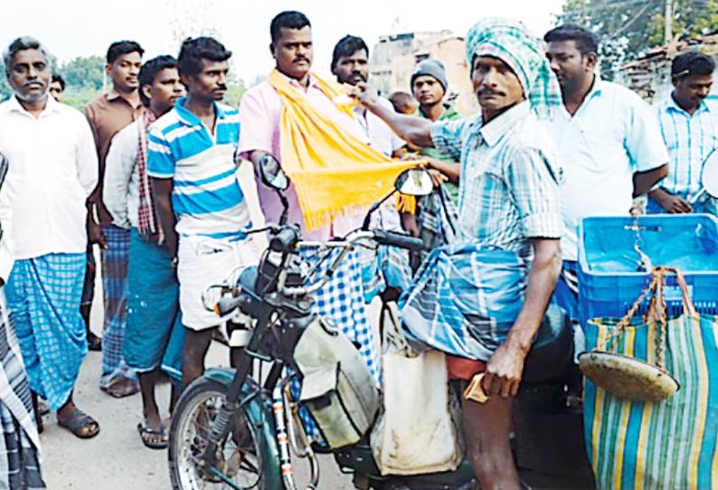 அடிப்படை வசதிகளை நிறைவேற்றக்கோரி பிச்சையெடுக்கும் போராட்டத்தில் ஈடுபட்ட கிராம மக்கள்