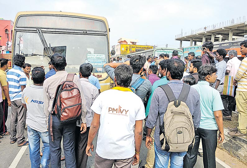 கட்டண உயர்வுக்கு எதிர்ப்பு: பஸ் டிரைவர்-கண்டக்டர்களுடன் பயணிகள் வாக்குவாதம்