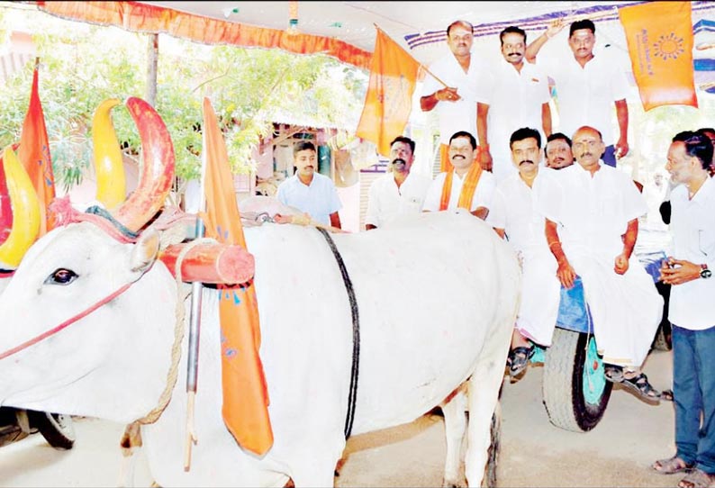 பஸ் கட்டண உயர்வை கண்டித்து மாட்டு வண்டிகளில் வந்த இந்துமக்கள் கட்சியினர்