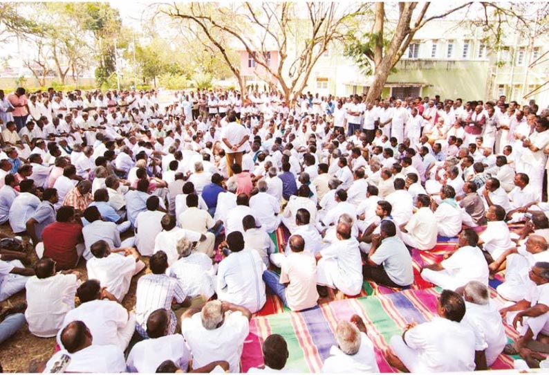 கேரளாவுக்கு தண்ணீர் வழங்குவதை நிறுத்தக்கோரி பி.ஏ.பி. அலுவலகத்தில் விவசாயிகள் போராட்டம்