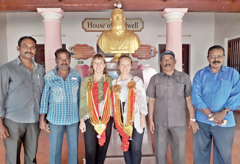 திசையன்விளை அருகே இடையன்குடியில் உள்ள கால்டுவெல் நினைவு இல்லத்தை வம்சாவளியினர் பார்வையிட்டனர்