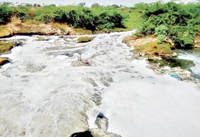 ஆற்றில் தொடர்ச்சியாக சாயக்கழிவு நீர் கலக்கும் அவலம் அதிகாரிகள் நடவடிக்கை எடுப்பார்களா?