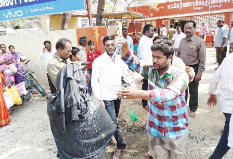 போலீஸ் நிலையம் முன்பு மகன்களுடன் பெண் தீக்குளிக்க முயற்சி