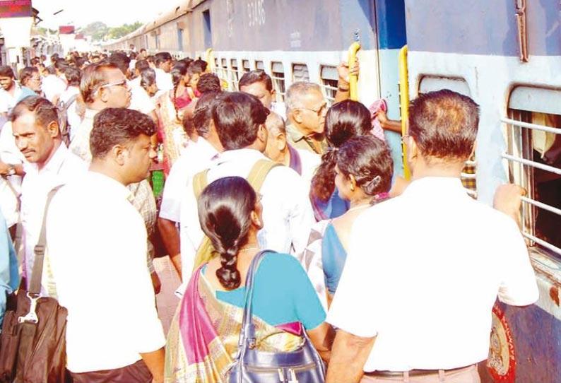 பஸ் கட்டணம் உயர்த்தப்பட்டதால் ரெயில்களில் அலைமோதும் பயணிகள் கூட்டம்