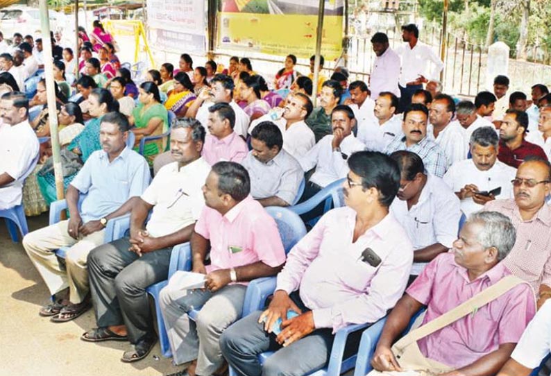 புதிய ஓய்வூதிய திட்டத்தை கைவிடக்கோரி வருவாய்த்துறை அலுவலர்கள் உண்ணாவிரதம்