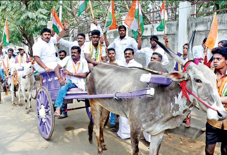 பஸ் கட்டண உயர்வை ரத்து செய்ய வலியுறுத்தி மாட்டு வண்டிகளில் வந்து த.மா.கா.வினர்