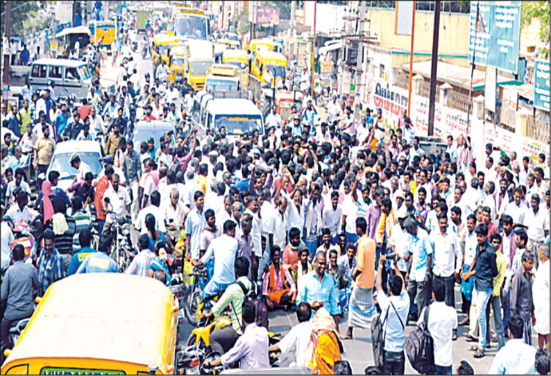 உளுந்துக்கு கூடுதல் விலை நிர்ணயம் செய்யக்கோரி விவசாயிகள் சாலை மறியல்