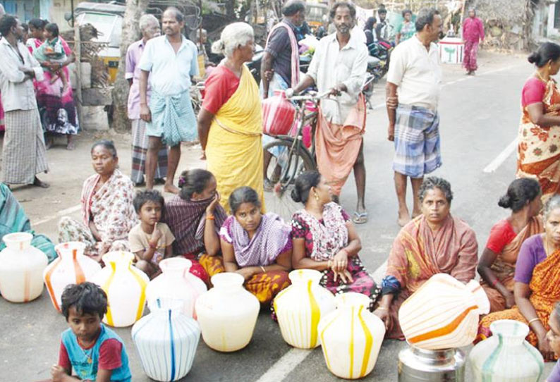 குடிநீரில், சாக்கடை நீர் கலந்து வருவதை தடுக்க வலியுறுத்தி காலிக்குடங்களுடன் சாலை மறியல்