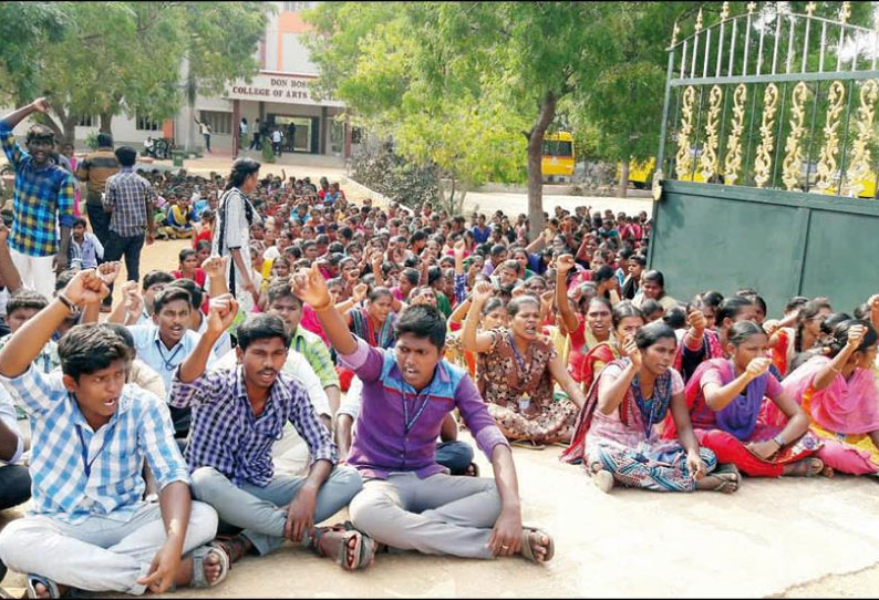 பஸ் கட்டண உயர்வை கண்டித்து கல்லூரி மாணவ-மாணவிகள் வகுப்பு புறக்கணிப்பு போராட்டம்