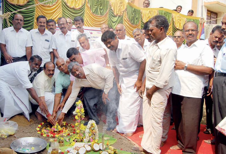 கோவில்பட்டியில் போர் நினைவு சின்னம் அமைக்க பூமி பூஜை அமைச்சர் கடம்பூர் ராஜூ தொடங்கி வைத்தார்