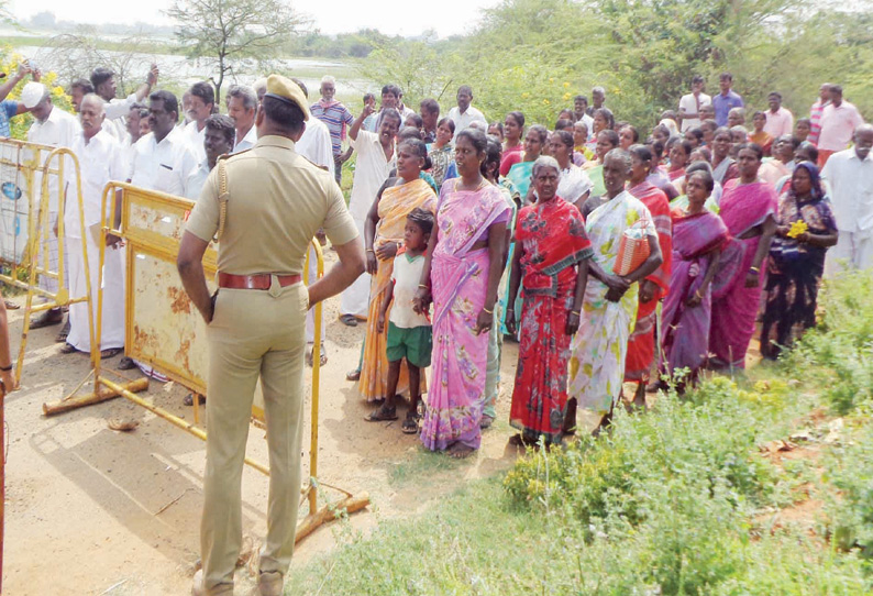 களக்காடு அருகே டாஸ்மாக் கடையை மூடக்கோரி 2–வது நாளாக கிராம மக்கள் முற்றுகை