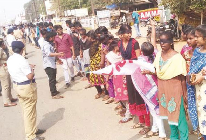 பஸ் கட்டண உயர்வு கண்டித்து மாணவ-மாணவிகள் மனித சங்கிலி போராட்டம்