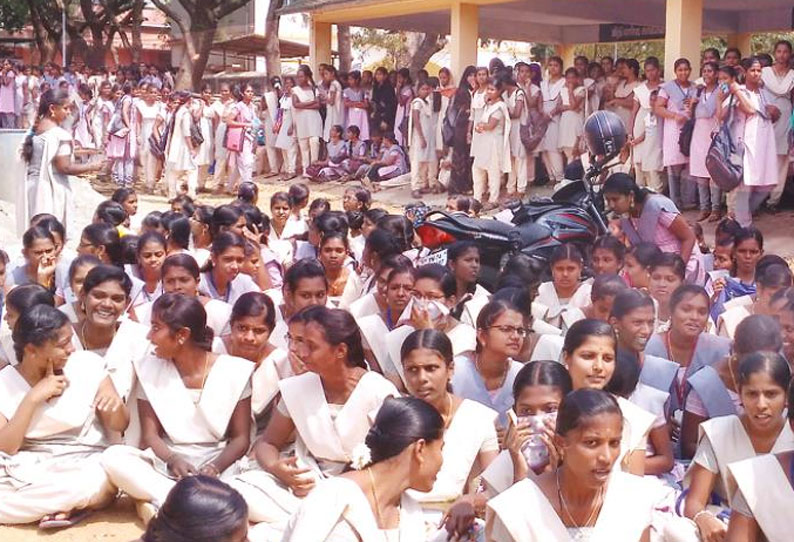 பஸ் கட்டண உயர்வை எதிர்த்து கல்லூரி வளாகத்தில் அமர்ந்து மாணவ-மாணவிகள் போராட்டம்