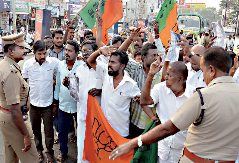 பா.ஜ.க.வினர் ஐ.லியோனியின் வீட்டை முற்றுகையிட முயற்சி 20 பேர் கைது