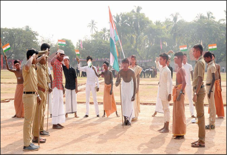 நாகர்கோவில் அண்ணா விளையாட்டு அரங்கில் கோலாகலம்: குடியரசு தினவிழாவில் கலெக்டர் தேசிய கொடி ஏற்றினார்